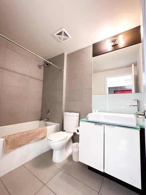 Elegant Suites - City Views, Lake View, Free Parking Торонто Екстер'єр фото